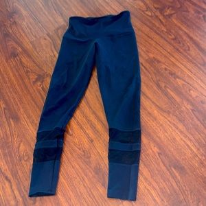 Onzie flow yoga pants with mesh bands on shins size XS
